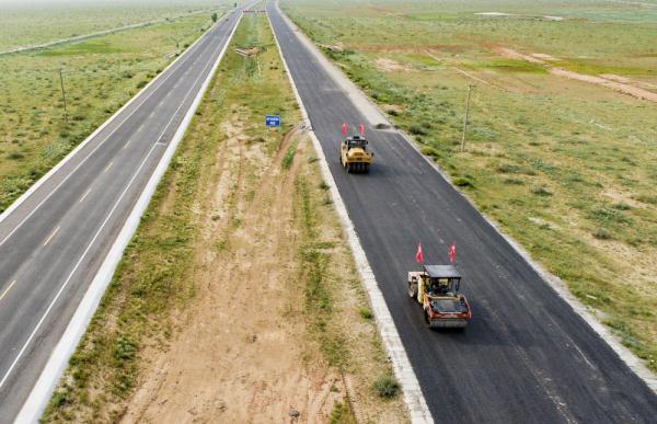 眼下,由内蒙古路桥集团承建的二(二连浩特)广(广州)高速公路二连浩特