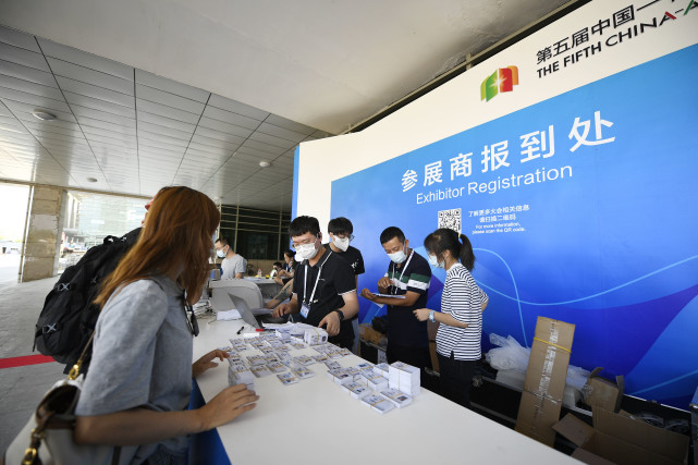 8月14日,参展商在宁夏银川国际会展中心领取第五届中国-阿拉伯国家