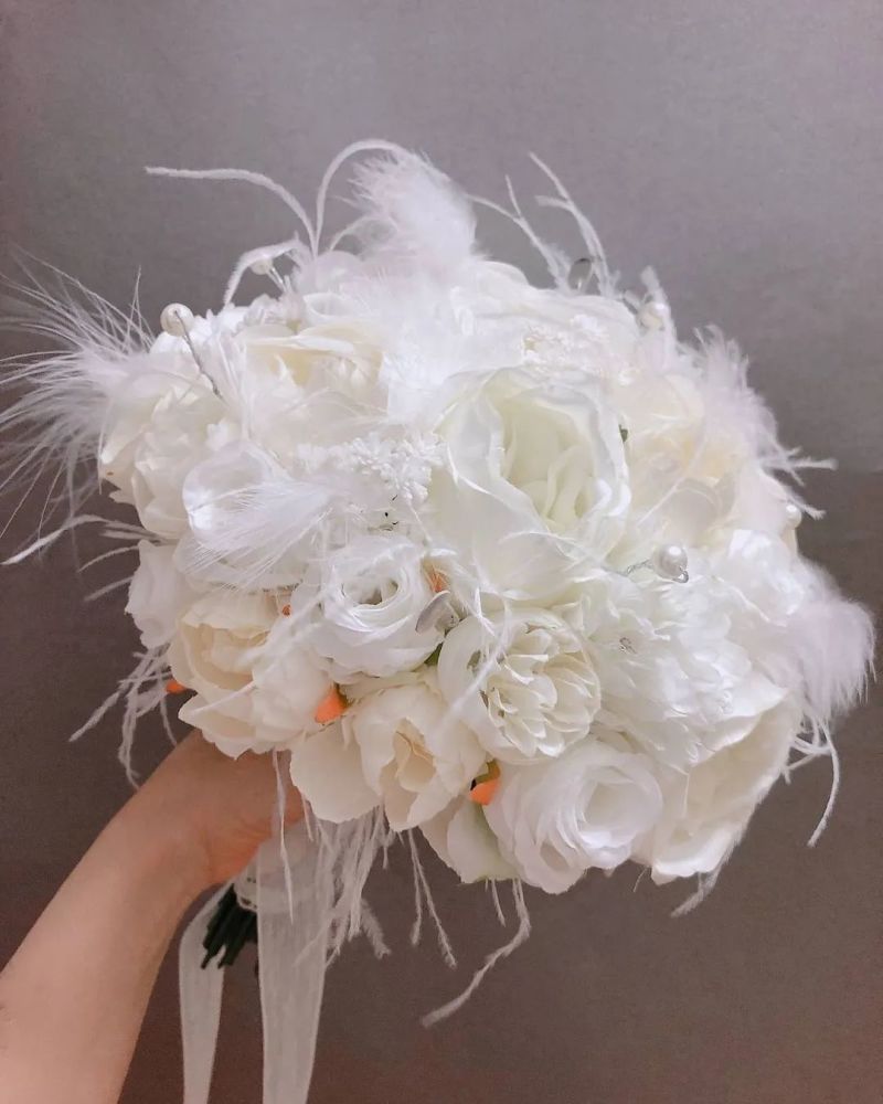 在手捧中,加入一些羽毛~可以减弱整个花束的重量感,看上去非常轻盈