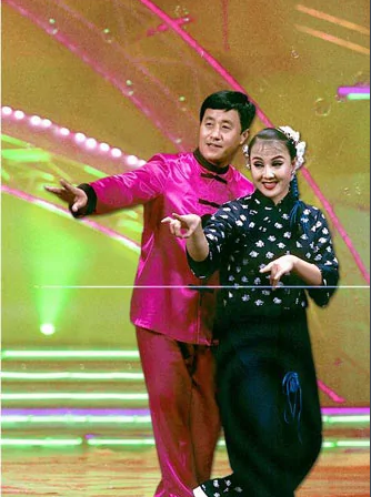 "长贵"王小宝:抛弃原配,转头娶小19岁娇妻,43岁再生子