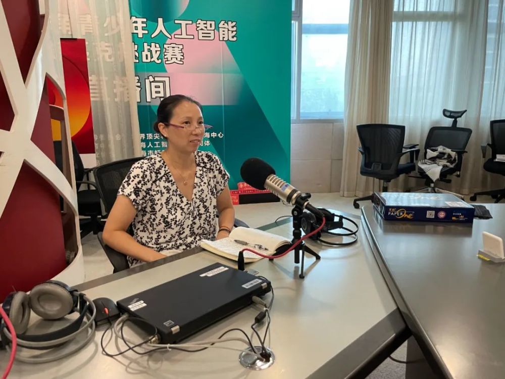 今天,陈芋汐的妈妈,上海体育学院体操教研室副教授董春华,走进上海