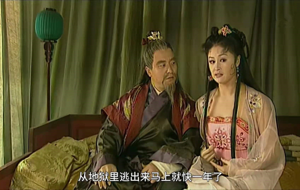陈五真要将乔灵儿喂狗时,被白莲花重伤的陈父逃到家时看到府宅上空的