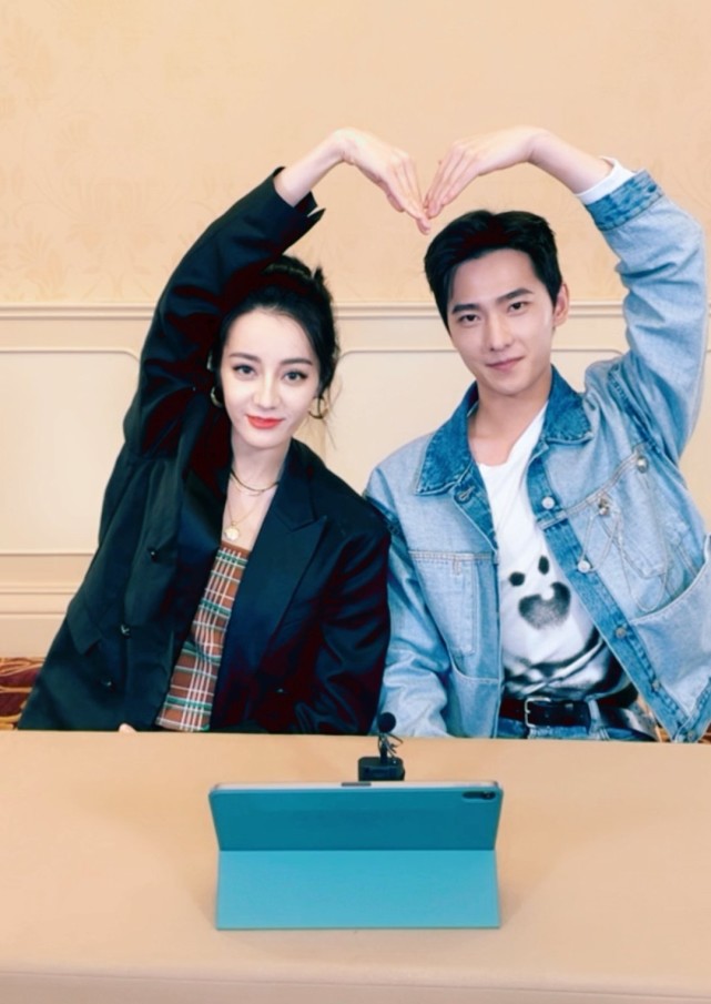 杨洋热巴在七夕节直播2人在线掰手腕摆各种姿势默契度太绝了