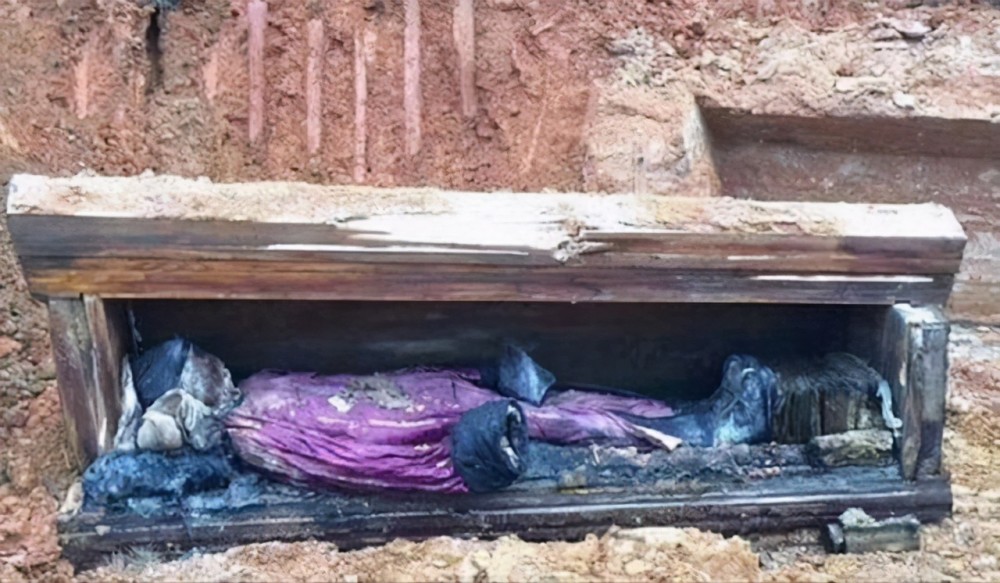 工地上偶然发现诰命夫人墓,遗体下的黑色物质,揭露她死亡的真相