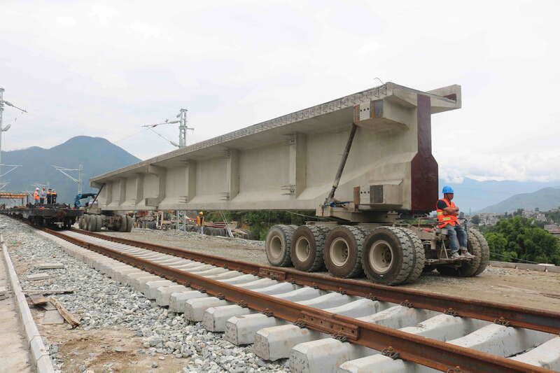 成昆铁路扩能改造工程孙水河双线特大桥首跨t梁架设成功