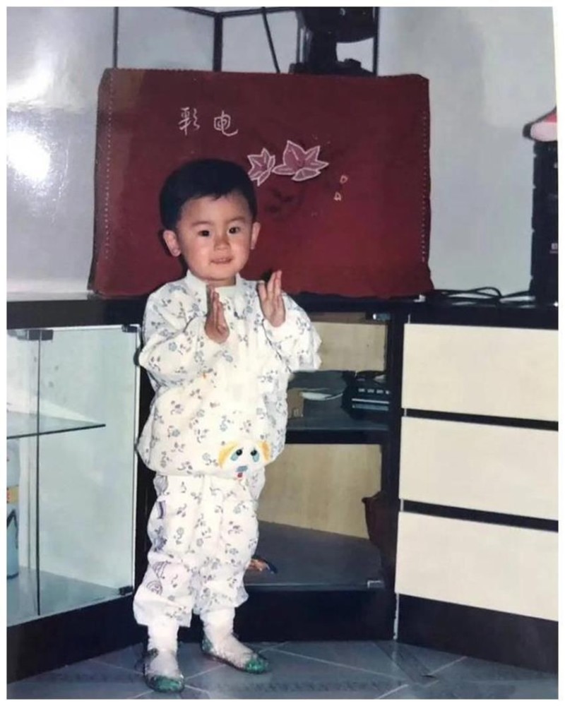 1991年,张哲瀚出生在一个双公务员家庭之中,小时候就表现出对唱歌的