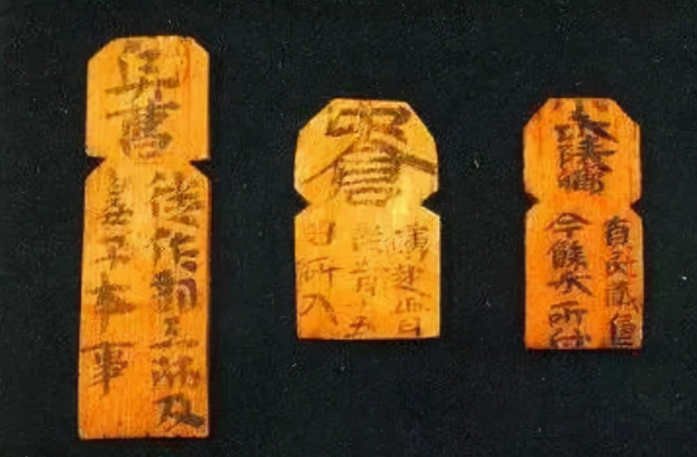 挖掘机挖到古墓,考古队在墓中发现名刺,专家直呼古