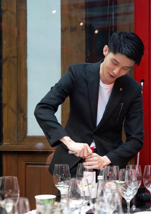 还记得《心动的信号》里的威廉吗?他现在长这样