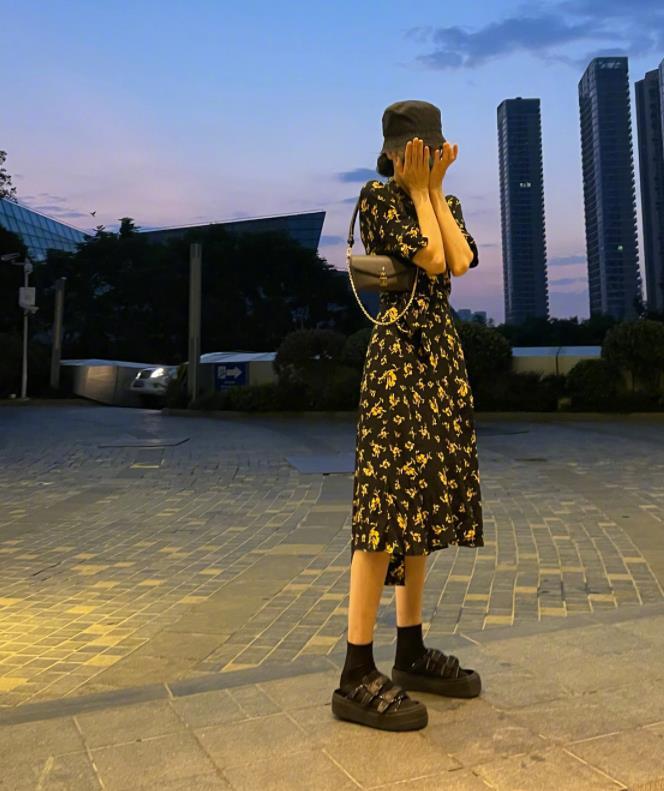 迪丽热巴大清早赶飞机,晒出多张背影照,生图下的腰围让人看愣