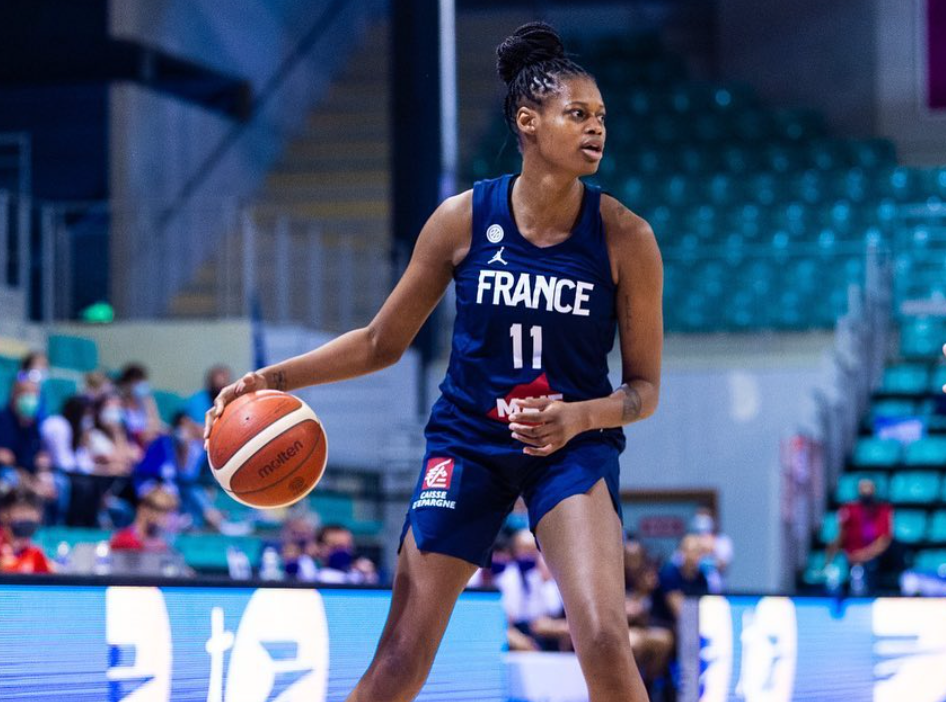 带"球"上场,法国女篮运动员怀孕期间参加东京奥运会