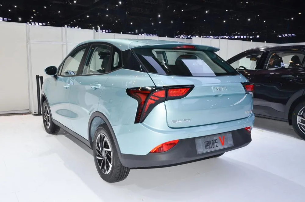 哪吒v位居7月小型suv销量排行榜第7599万元起售