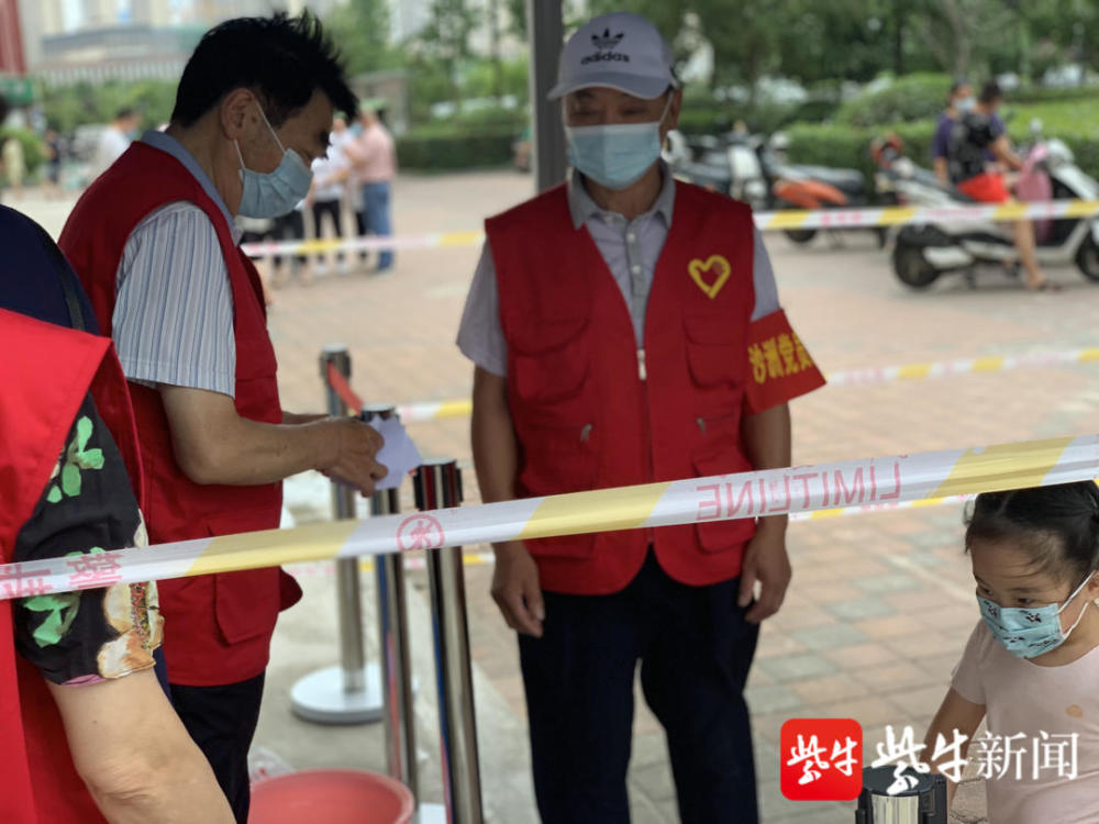 南京战疫|抗疫一线,"银发"党员志愿者的身影令人动容