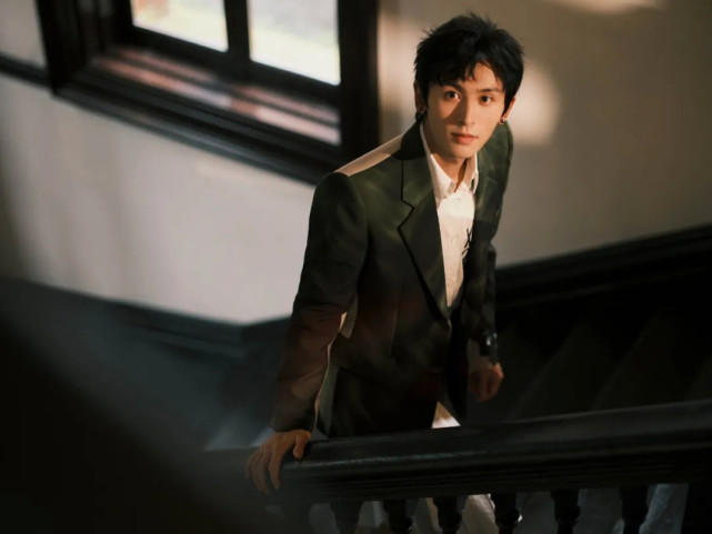 张哲瀚事件升级遭全网封杀在靖国神社拍照与日本间谍同台参加婚礼