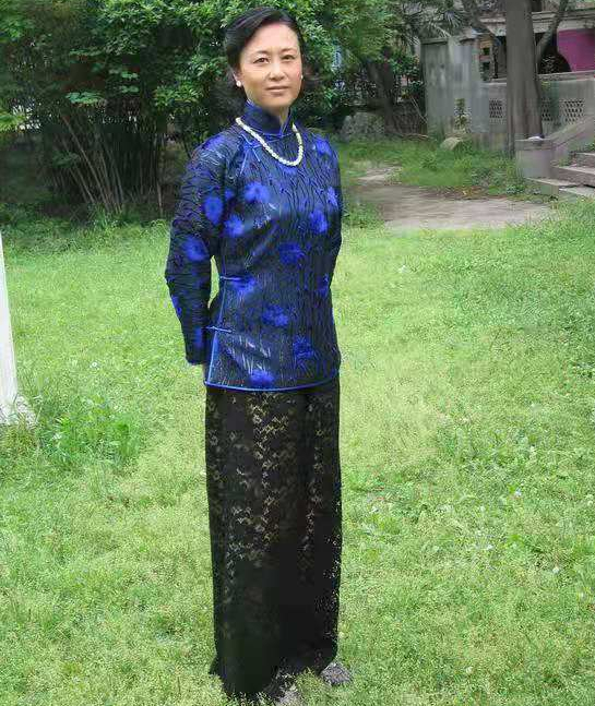 蓝色旗袍上衣搭配黑色蕾丝半身裙,吴玉芳老师这套早秋穿搭,古典又极具