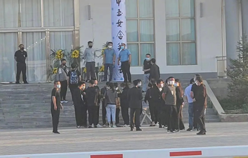 8月13日是于月仙的遗体告别仪式,在她所沉睡的殡仪馆外,聚集了无数的