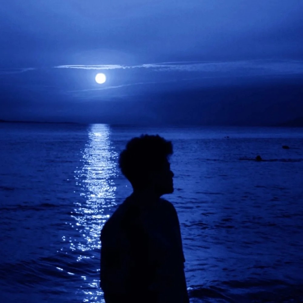 蓝色背景图克莱因蓝是热爱的颜色