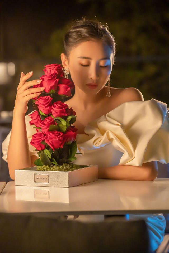 美腻蹦床女神何雯娜七夕节晒出美照生娃后依旧美艳动人气质佳