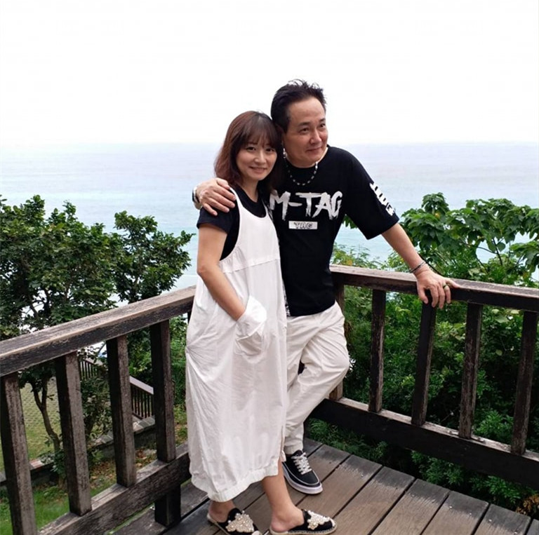 69岁孟飞近况砸重金做医美保年轻与小20岁娇妻同框仍像父女