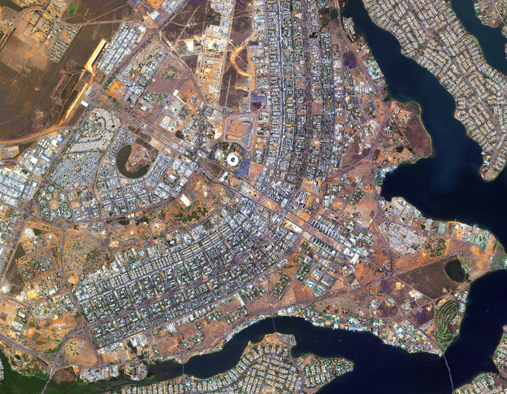 高楼林立的超级城市,为何让你感到荒诞和卑微?