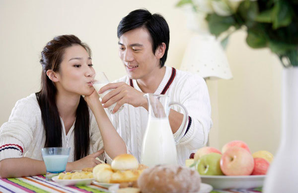 每天一杯牛奶可以抗衰老吗?真正抗衰老的秘诀,全在这4件事上