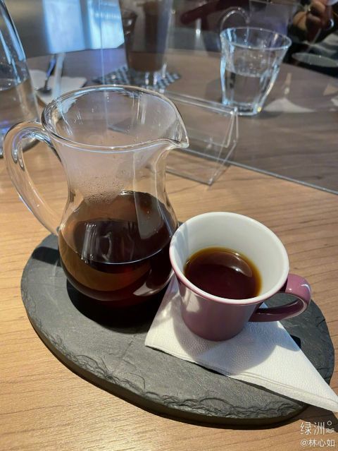 8月14日,林心如在七夕当天晒出与老公霍建华外出喝咖啡的照片,秀恩爱