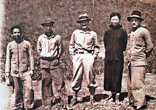 1944年3月,美军飞虎队中尉克尔为东江纵队司令员曾生等人拍摄合照 右
