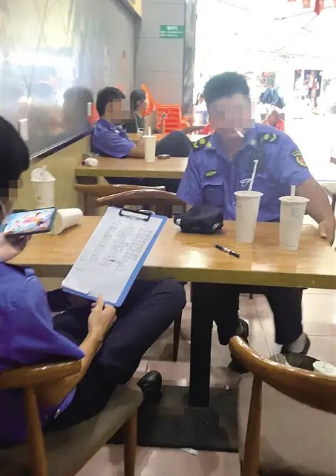 执法人员上班期间喝茶摸鱼声称自己人