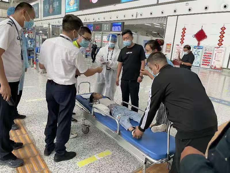 新疆机场集团再现救治和田断臂男孩的"生死时速"_腾讯新闻