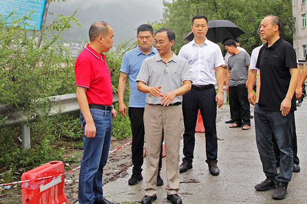 8月14日,县委副书记,县长石强带队检查防汛及地质灾害防范工作.