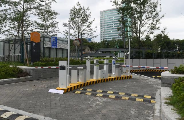 该停车场拥有650个车位,汽车出入口位于东门路.