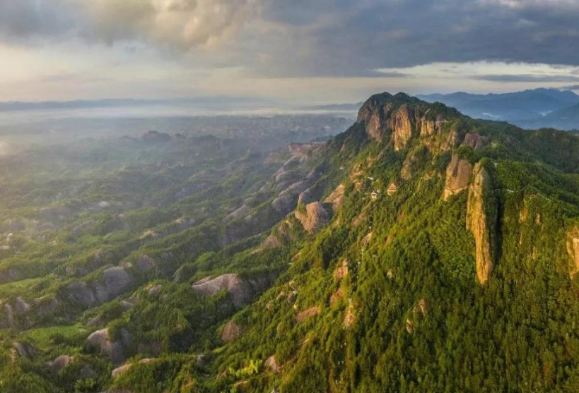湖南的"奇峰峻山",景色堪称长沙第一险,有"小华山"的美誉
