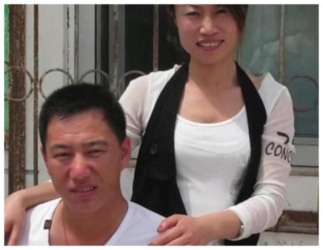 宋学文的生活因为一条小小的手链被毁,但他本人非常乐观.