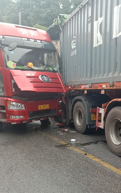 事发麻江两辆大货车相撞车辆均受损严重