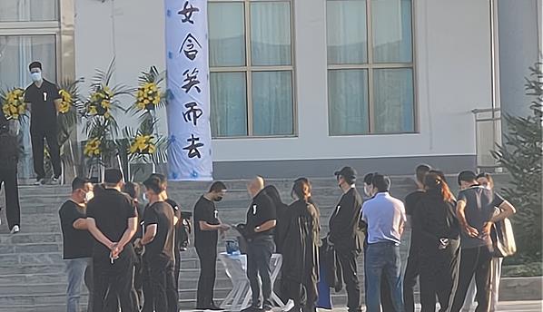 丈夫张学松却默默点赞美女视频,引发争议|赵本山|乡村爱情|谢大脚