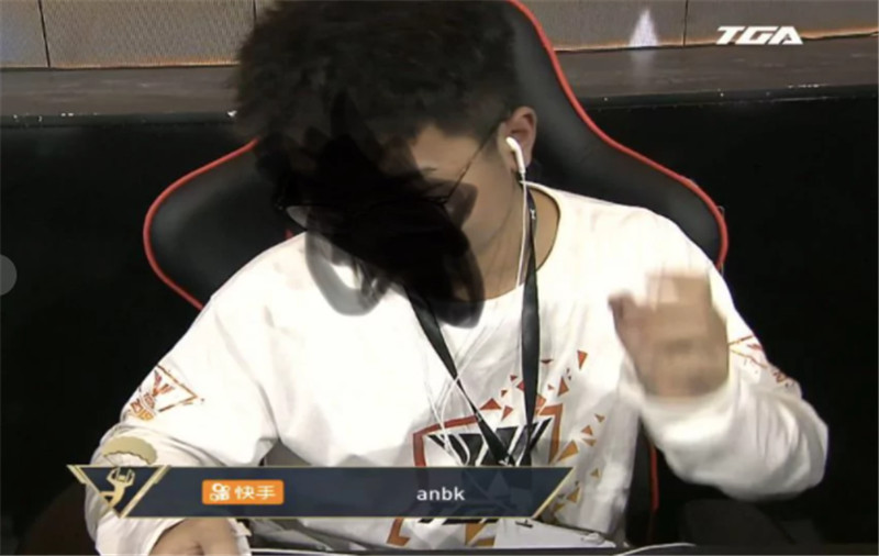 郝一点人气下滑,霸总林锡女装都没用?同为一哥露脸anbk完胜