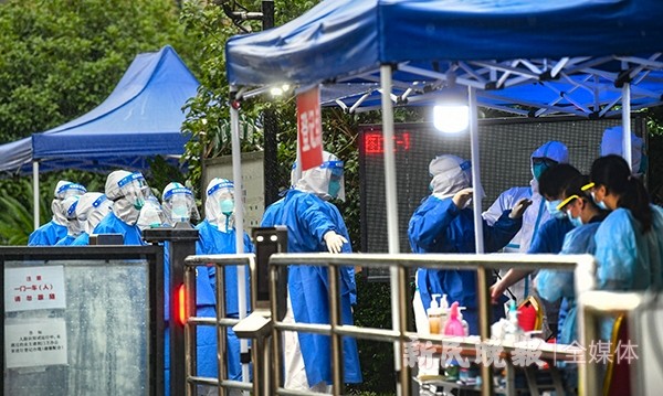 昨天是七夕,心圆西苑里有很多"夫妻档"志愿者忙碌在疫情防控第一线