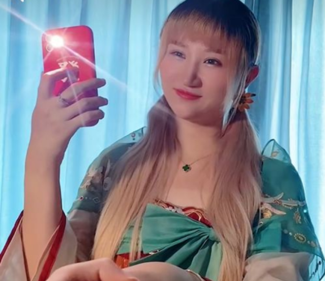 七夕梦嫂进入梦泪直播间,不小心暴露无美颜身材,粉丝
