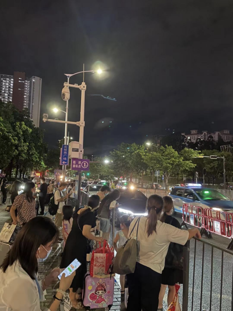深圳北火车站拉客车辆混乱,交通拥堵严重_腾讯新闻