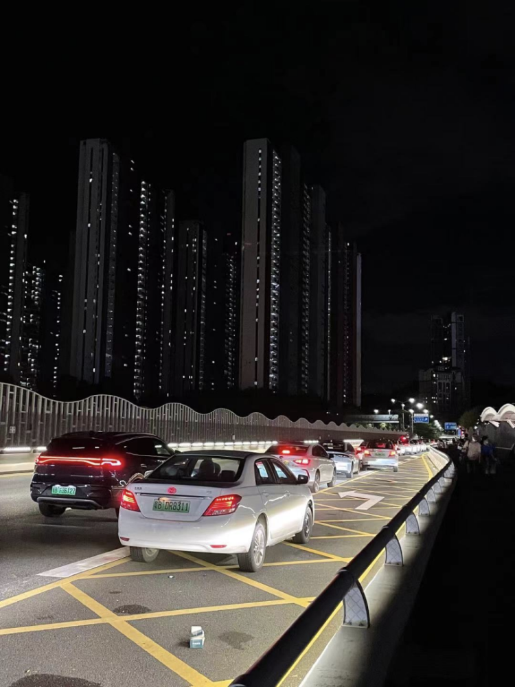 深圳北火车站拉客车辆混乱,交通拥堵严重_腾讯新闻