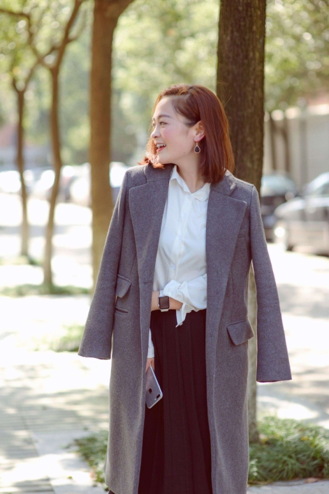 蒙嘉慧化身冷艳女警花中分披肩发配制服美到让人束手就擒