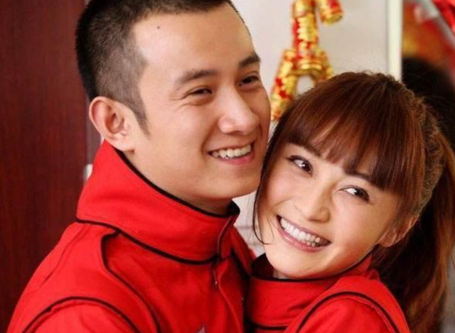 姚笛与老公现身街头,手牵手甜蜜出行感情稳定,力破老公出轨传闻