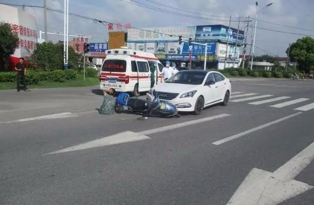 因視線盲區未看到楊某騎車過來,兩車相撞,電動車被死死的卡在轎車的前