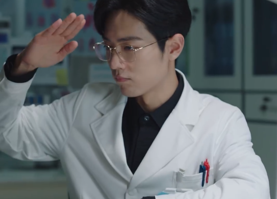 《余生》预告甜到路人,哪知顾魏出场抢镜,白大褂造型好养眼