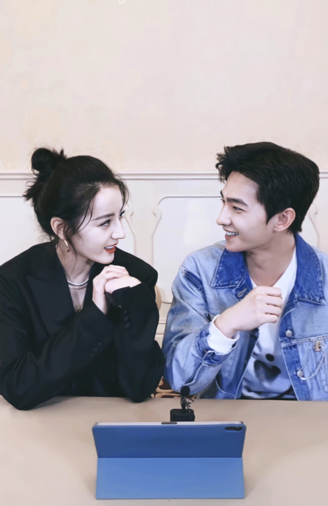 迪丽热巴迪士尼游客照