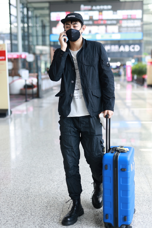 男星街拍|八卦事件主角陈伟霆现身,"哈卷"的姐弟恋看起来好甜!