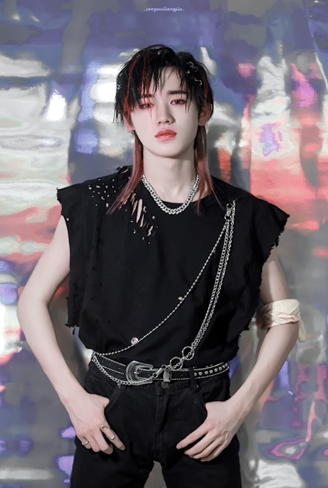 宋亚轩港风神图合集剑眉星目搭配自身优越气质氛围感超强宋亚轩这张脸