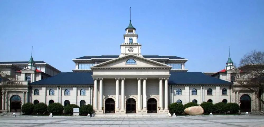 在南京中央陆军军官学校大礼堂(现为中国人民解放军东部战区军史馆)