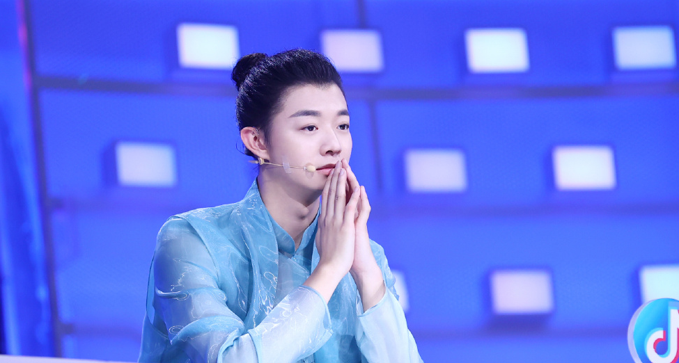 8日被单方面官宣,14日就告别演艺工作,是谁让霍尊走到退圈?