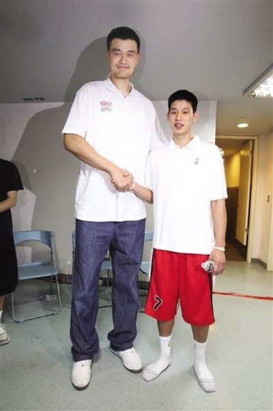 火箭队 姚明NBA生涯面对科比单场最高35分，而林书豪是这数据，有点意外
