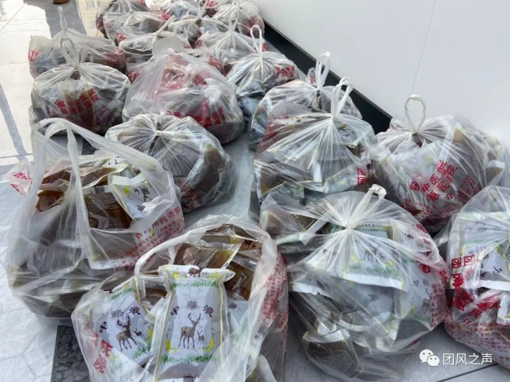 8月15日,县中医院将熬制打包好的预防新冠肺炎的中药汤剂送到县融